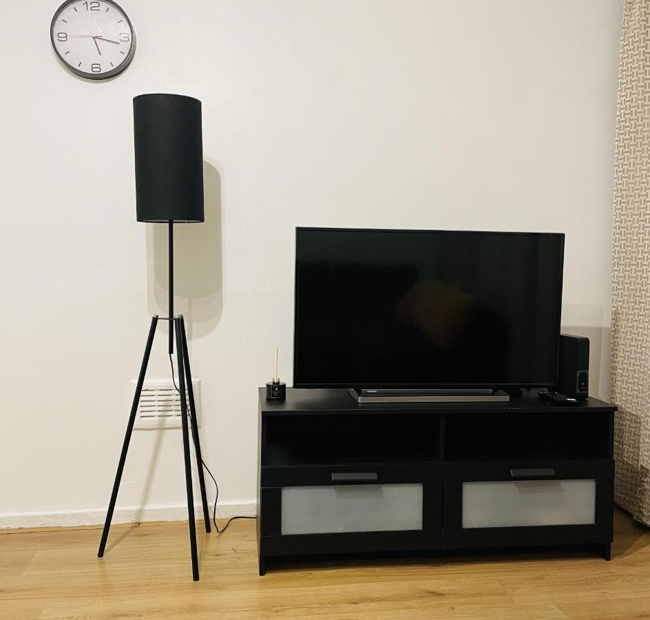 Walk To Lcy Airport Excel Dlr 1br Flat *